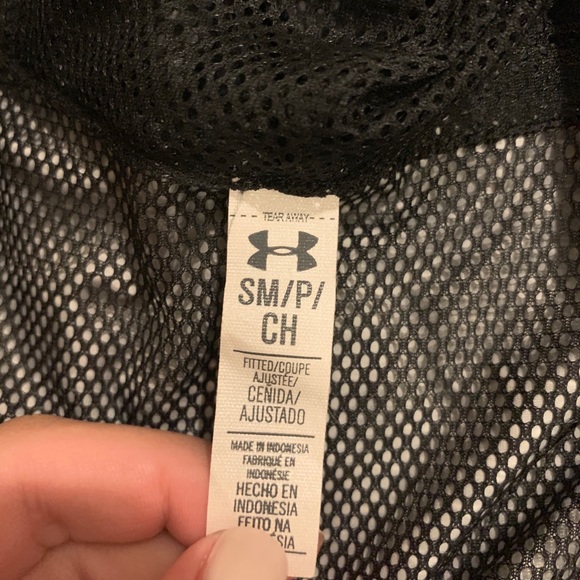 Under armour wind breaker - Picture 3 of 3